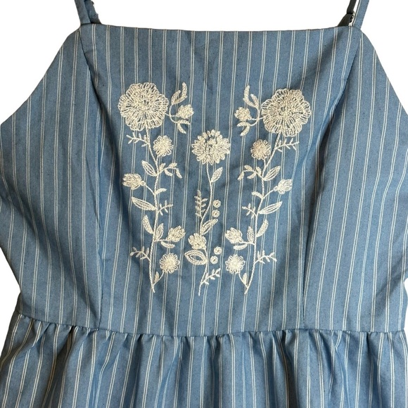 Harper Heritage Francesca’s Blue White Embroidered Baby Doll Tank Size Small NWT - Picture 2 of 11